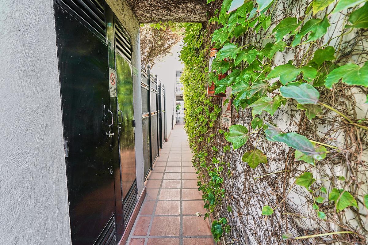 J P Varela 3000 Departamento tipo casa 3 amb en venta en Villa del Parque con terraza y cochera