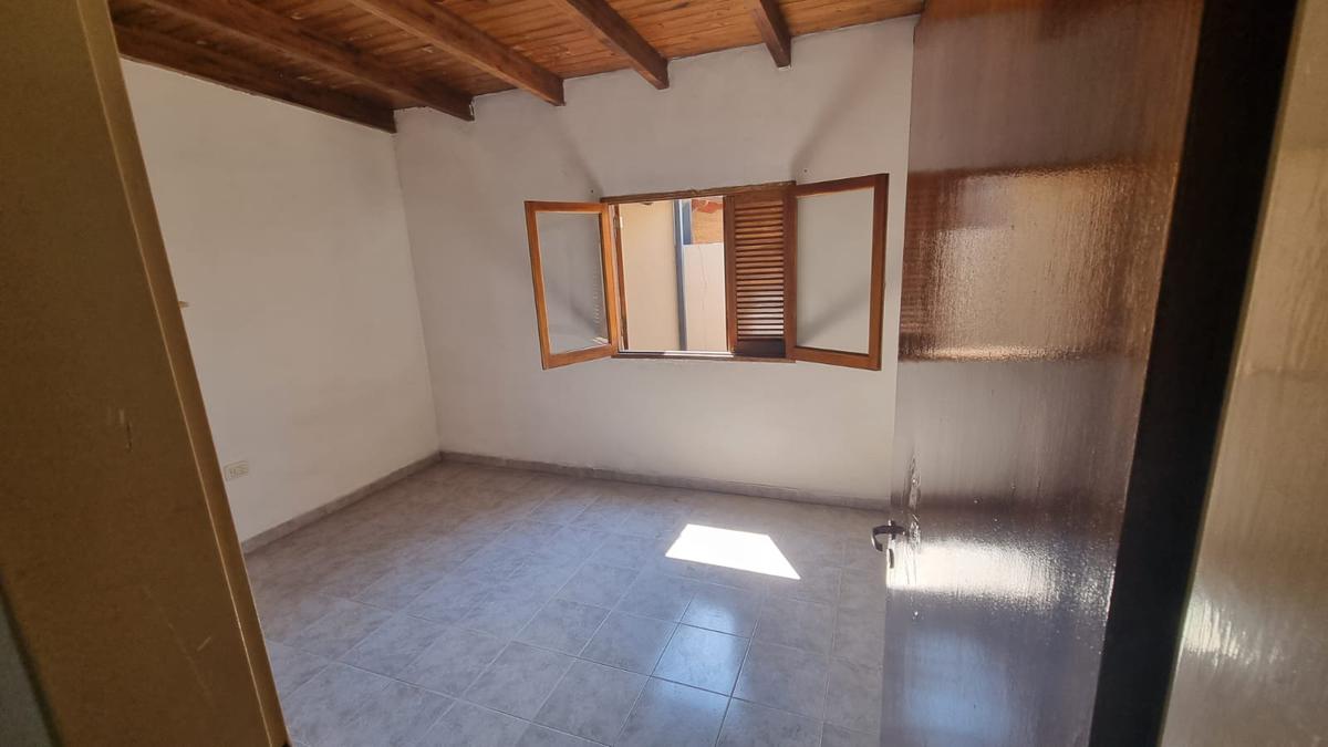Royo Inmobiliaria alquila casita de dos dormitorios y cochera en Santo Tome