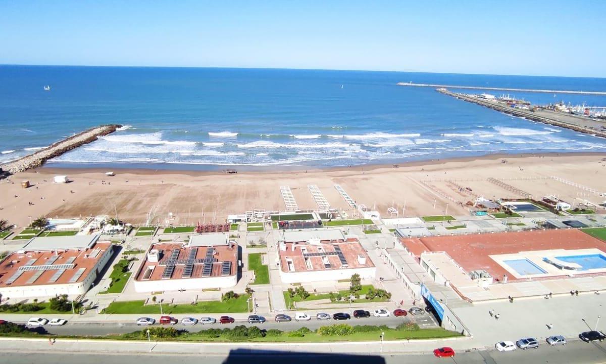 Venta Piso 480 mts y 78 mts de balcon. Quincho propio. 2 cocheras y 1 baulera. Zona Playa Grande.