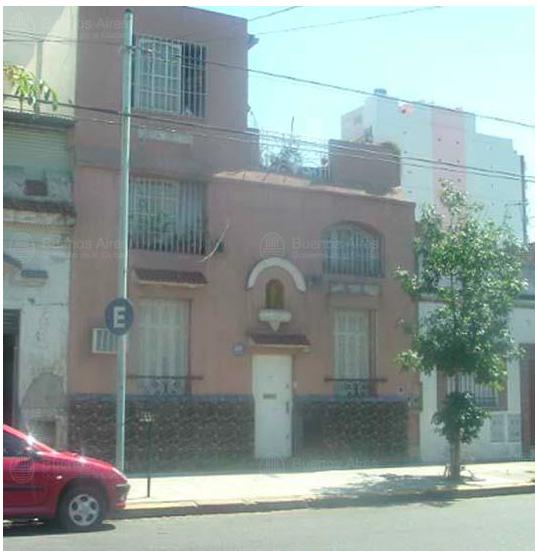 Venta de casa de 3 niveles con terraza y patio en Caballito