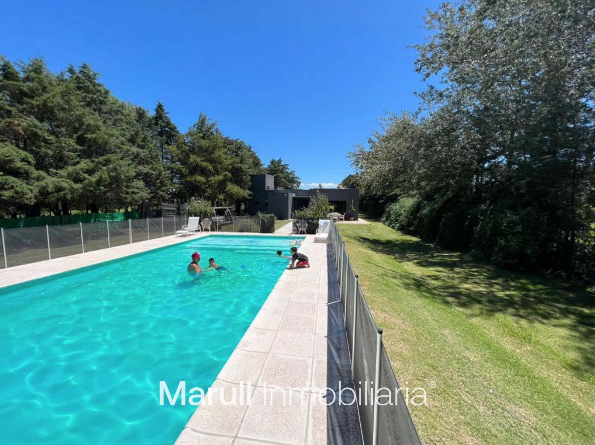Casa en venta Falda del Carmen piscina cancha y asador 5000 m2 de terreno con escritura