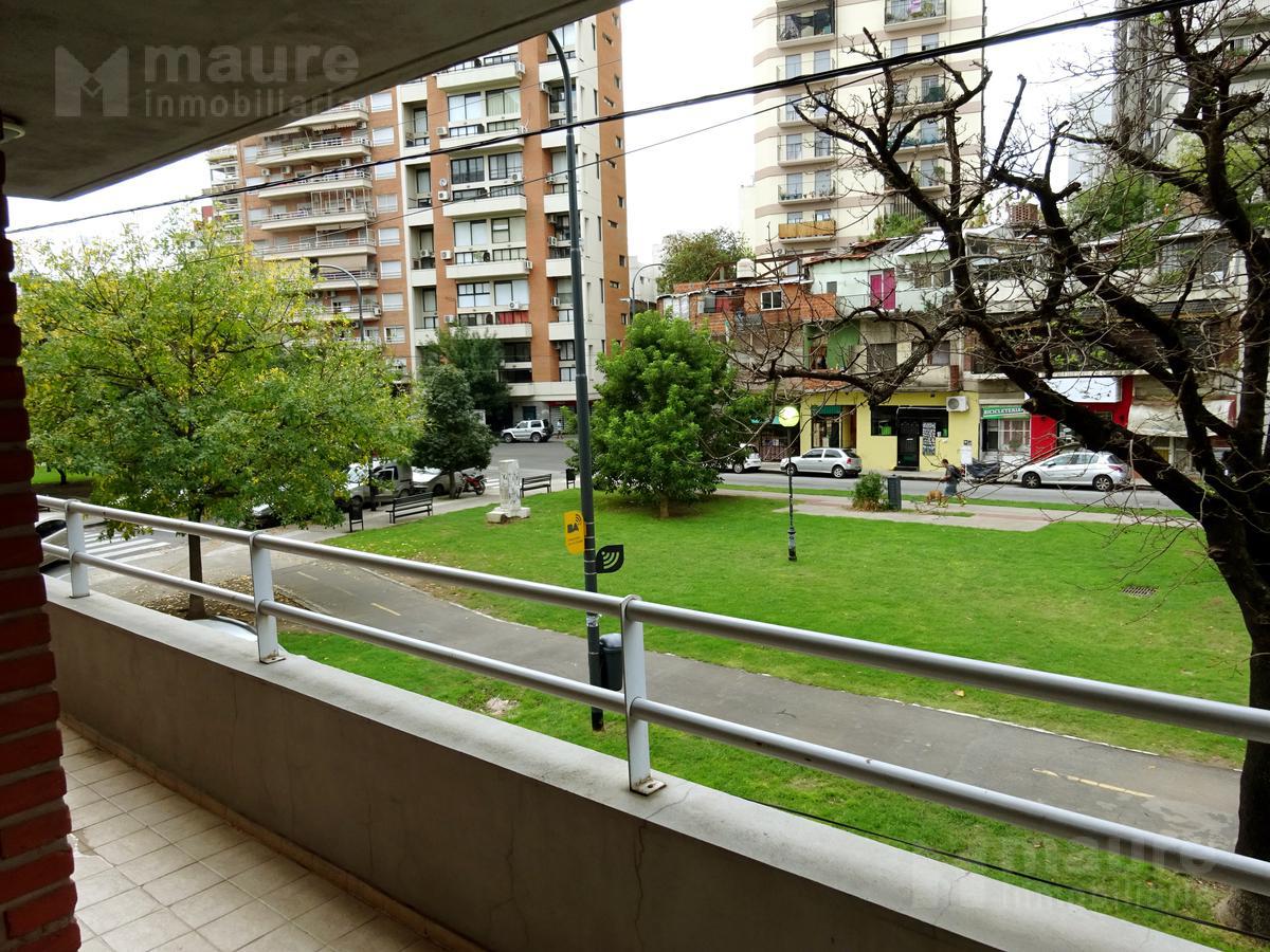 Semipiso en venta de 4 ambientes al frente con balcón y patio en Nuñez
