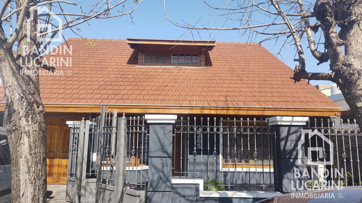 Casa de 4 ambientes en Venta en Berazategui con pileta. Se toman lotee en barrio cerrado.